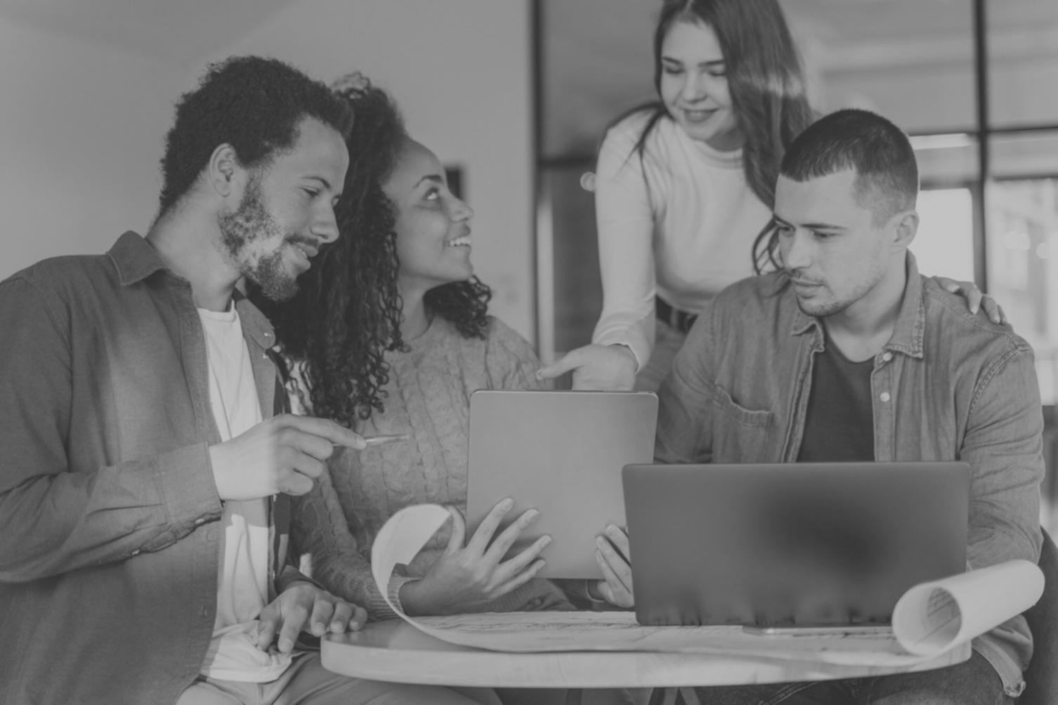 Команда специалистов работает над финансовыми решениями