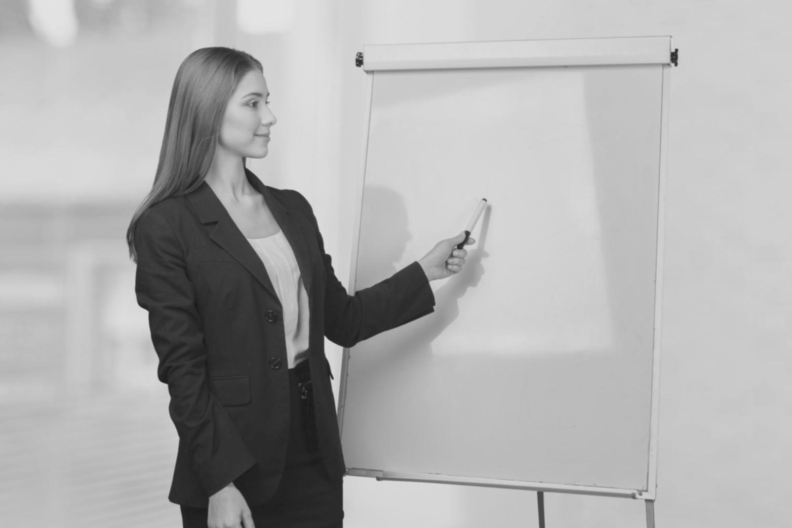 Команда специалистов работает над финансовым проектом